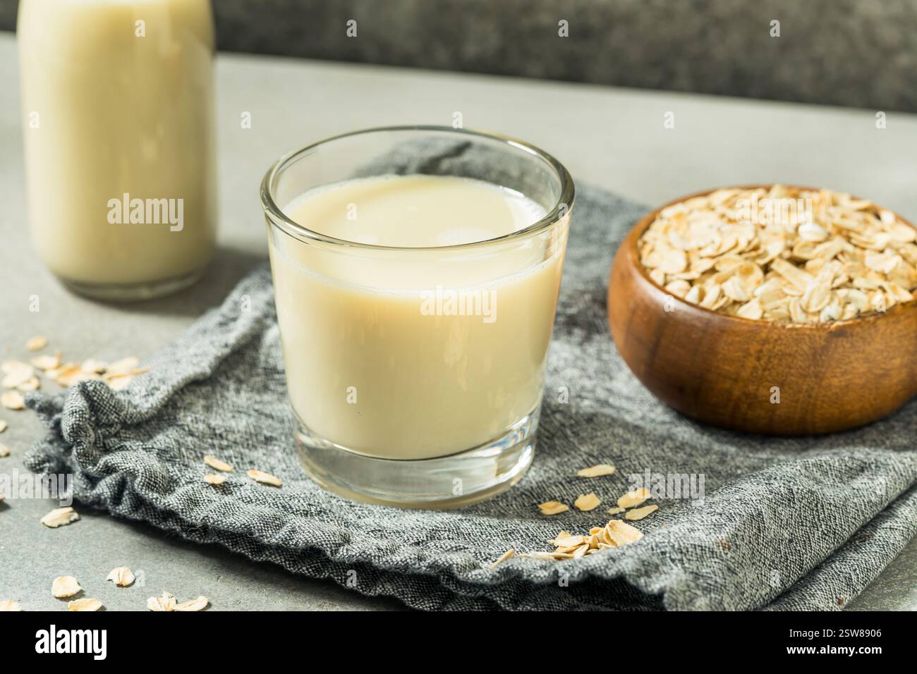 Latte d'avena sano e dolce alternativo in un bicchiere da bere Foto Stock