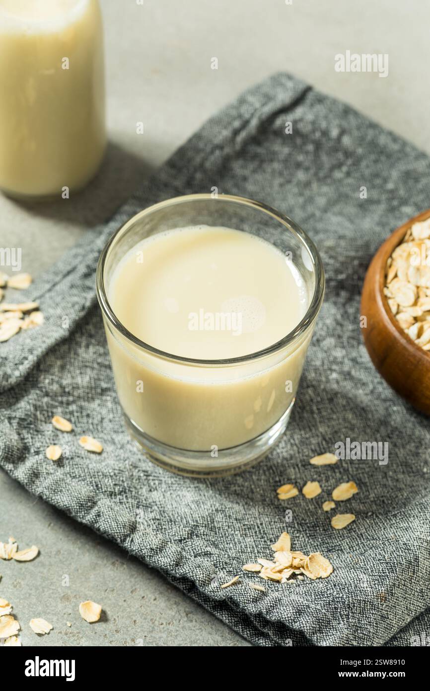 Latte d'avena sano e dolce alternativo in un bicchiere da bere Foto Stock