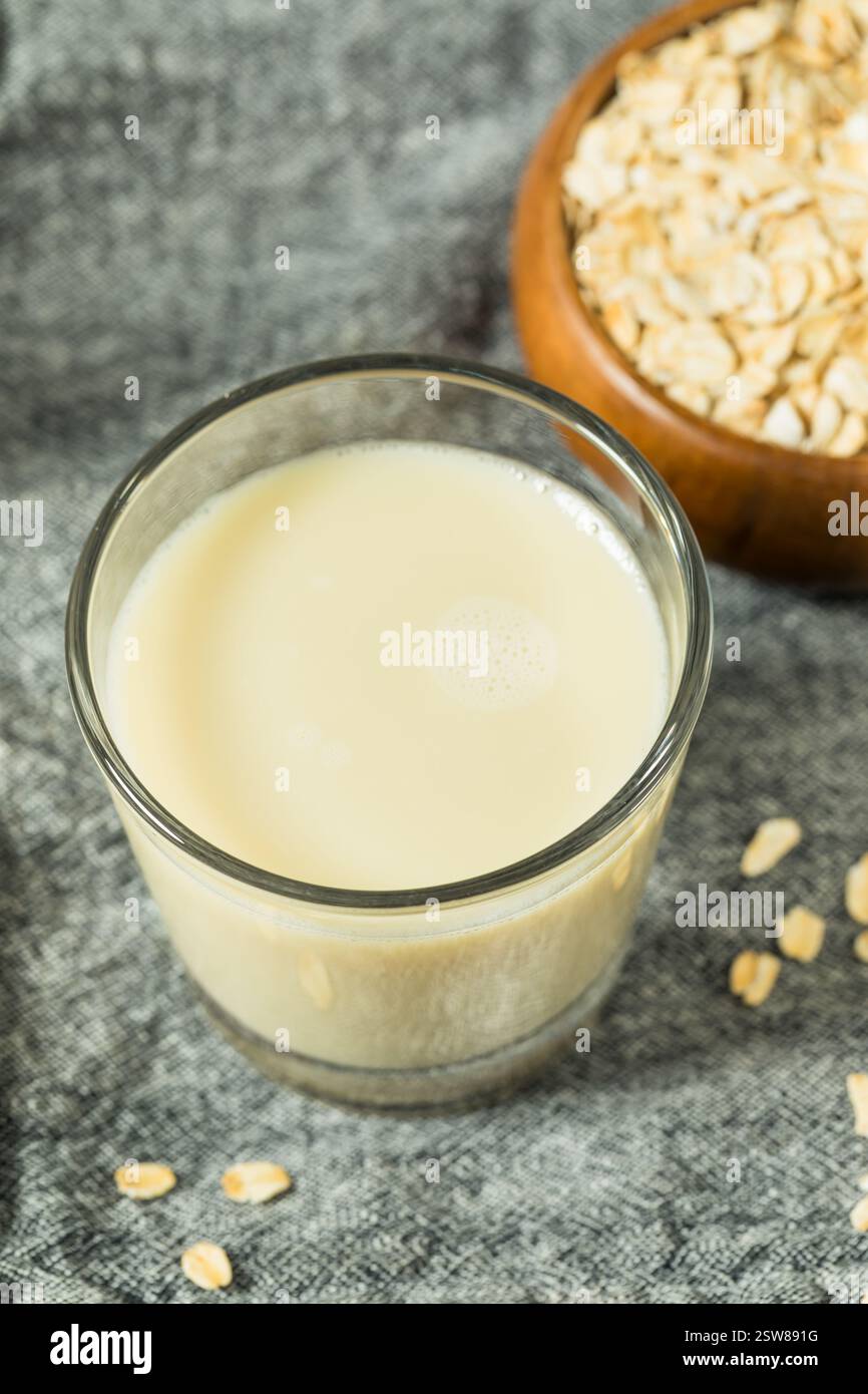 Latte d'avena sano e dolce alternativo in un bicchiere da bere Foto Stock