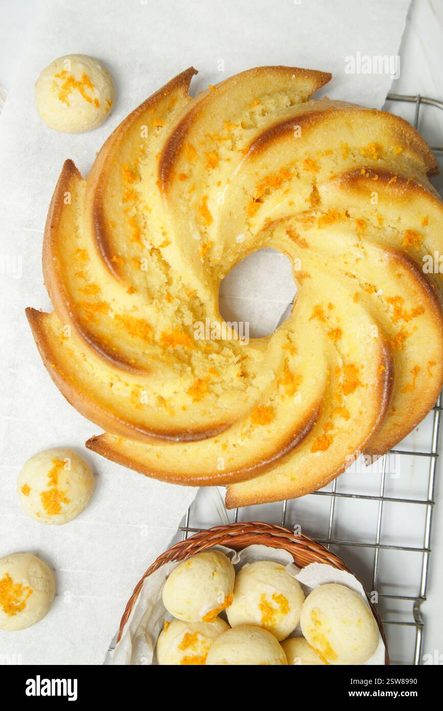 Dolce dolce con libbre d'arancia e mini biscotti di pasta frolla soffice conditi con buccia d'arancia dolce candita. Foto Stock
