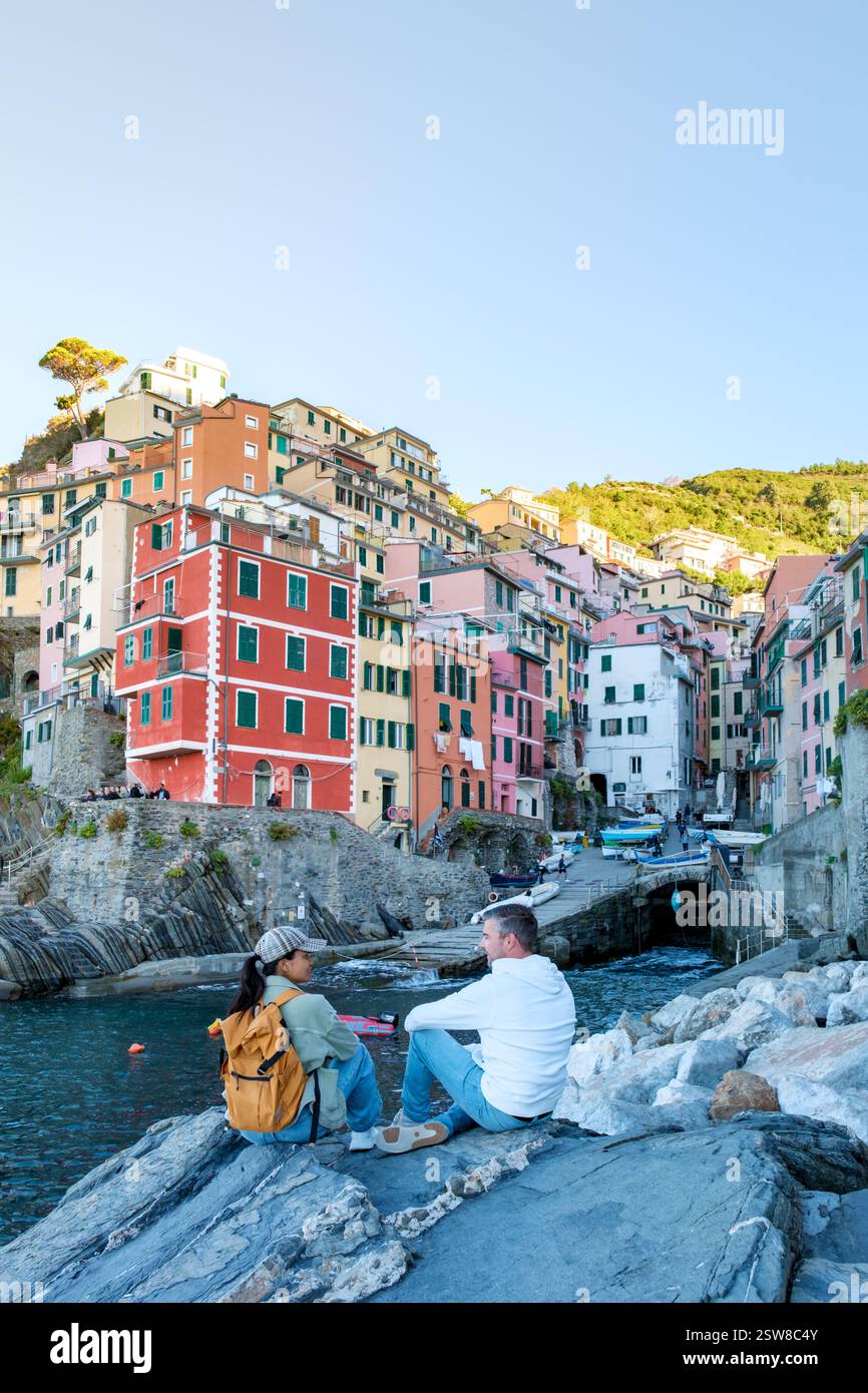 Momenti romantici nelle tranquille acque delle cinque Terre durante il tramonto in Italia Foto Stock