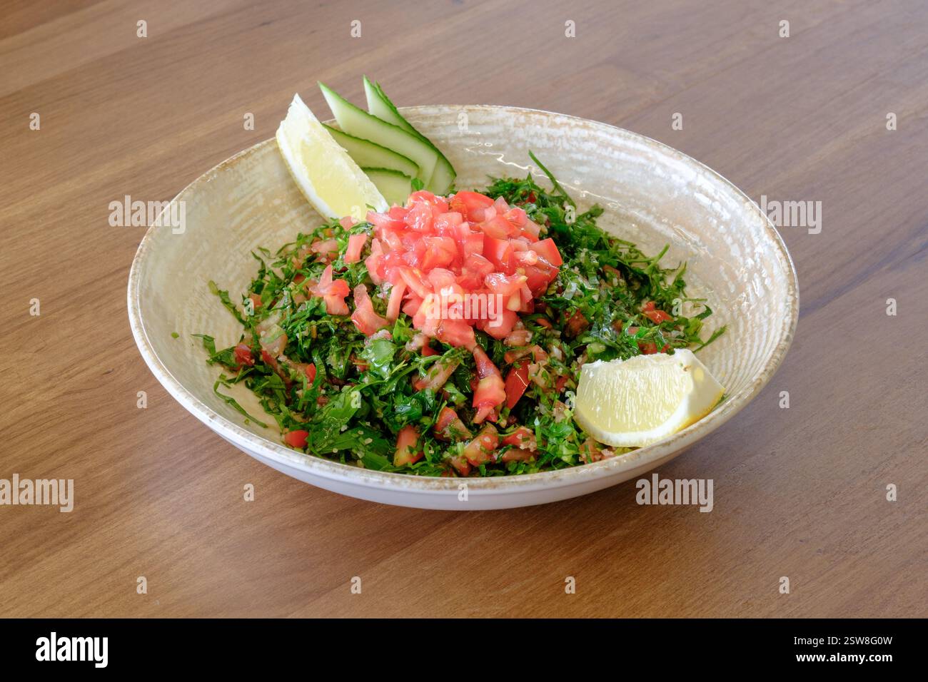 Insalata rinfrescante alle erbe con pomodori a dadini limone e cetriolo Foto Stock
