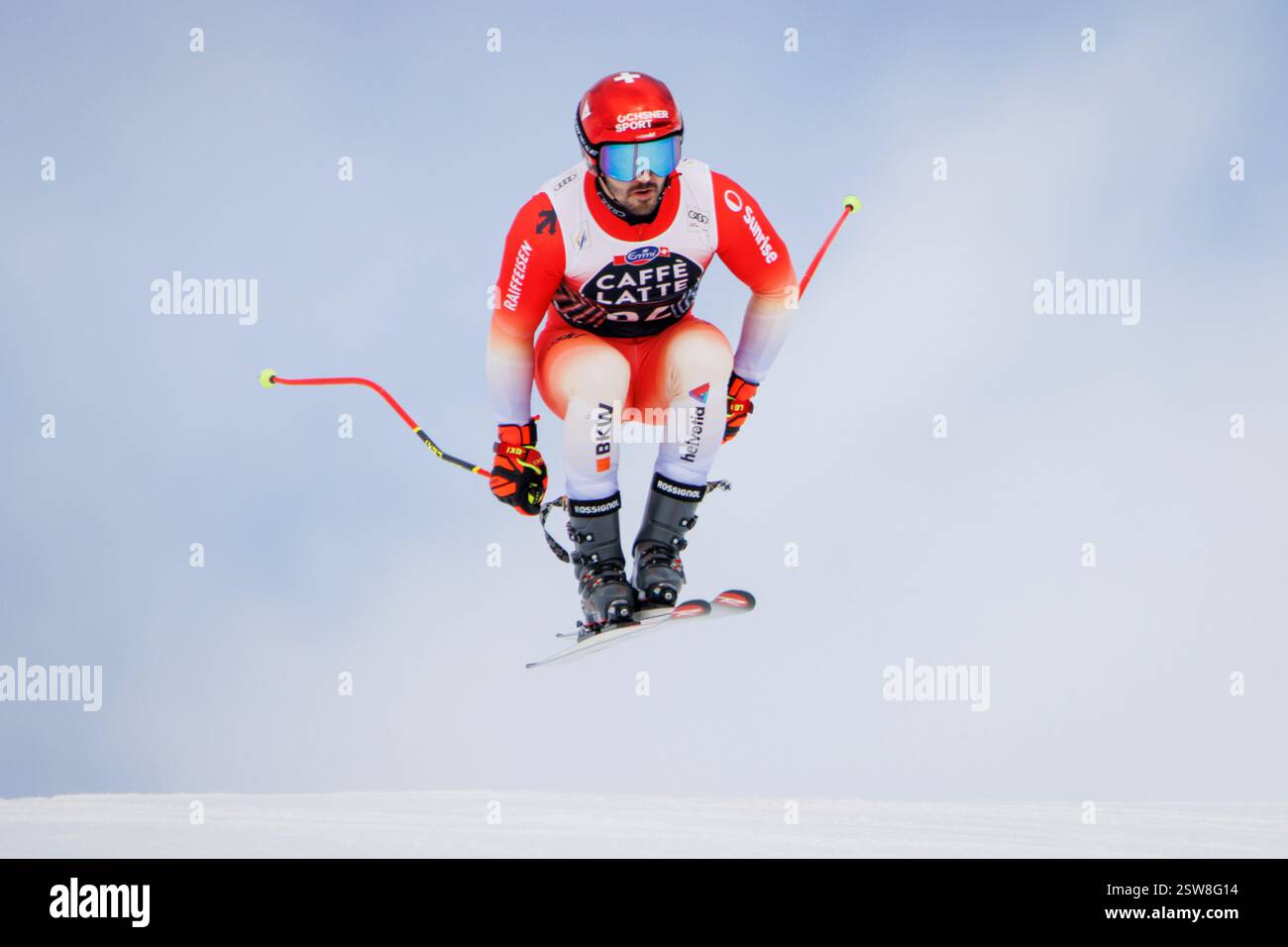 L'alpinista svizzero Loic Meillard scende sul pendio nazionale durante la pausa Cry d'er il primo giorno di allenamento in discesa libera. Le gare Audi FIS Ski World Cup Downhill e Super-G si svolgono a Crans-Montana, Vallese, Svizzera, dal 19 al 23 febbraio 2025. La discesa libera maschile è prevista per il 22 febbraio, seguita dalla Super-G il 23 febbraio. Gli atleti gareggiano sulla pista Nationale, partendo da bella lui. Questo è il primo evento maschile di Coppa del mondo a Crans-Montana dal 2012. Foto Stock