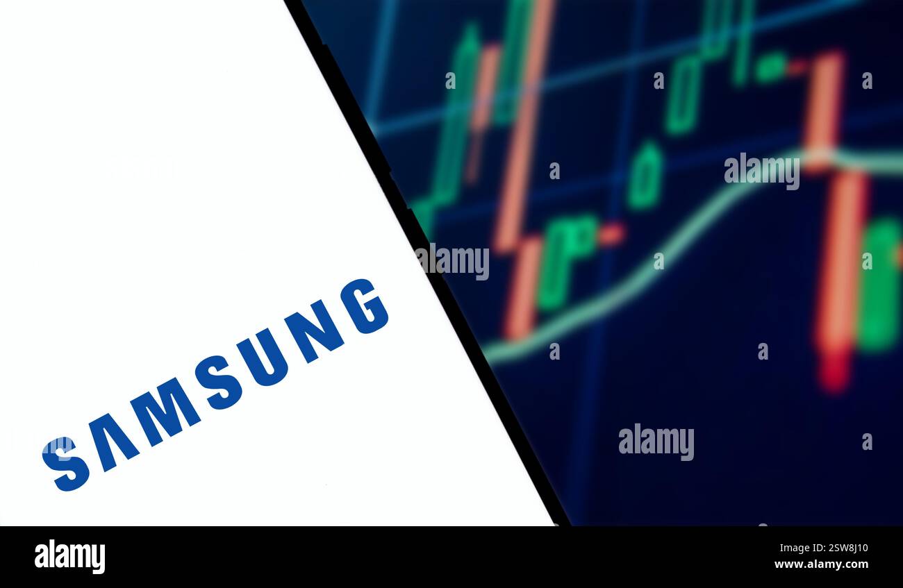 Dacca, Bangladesh - 26 ottobre 2024: Il logo Samsung viene visualizzato sullo smartphone. Foto Stock