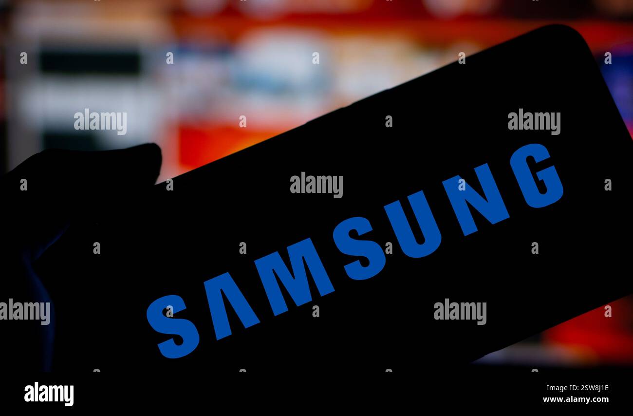 Dacca, Bangladesh - 26 ottobre 2024: Il logo Samsung viene visualizzato sullo smartphone. Foto Stock