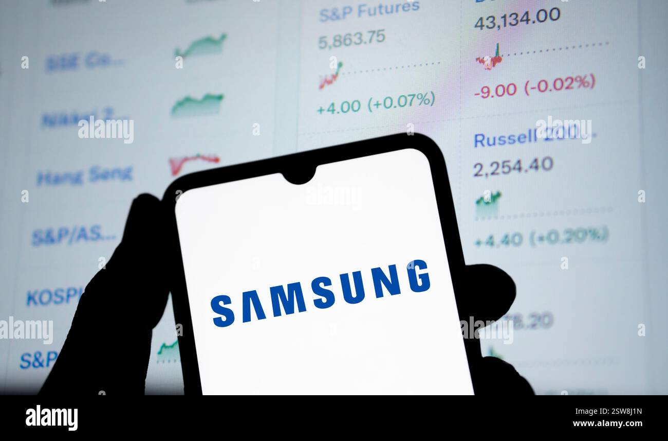 Dacca, Bangladesh - 26 ottobre 2024: Il logo Samsung viene visualizzato sullo smartphone. Foto Stock