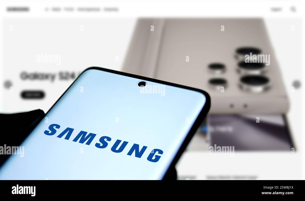 Dacca, Bangladesh - 26 ottobre 2024: Il logo Samsung viene visualizzato sullo smartphone. Foto Stock