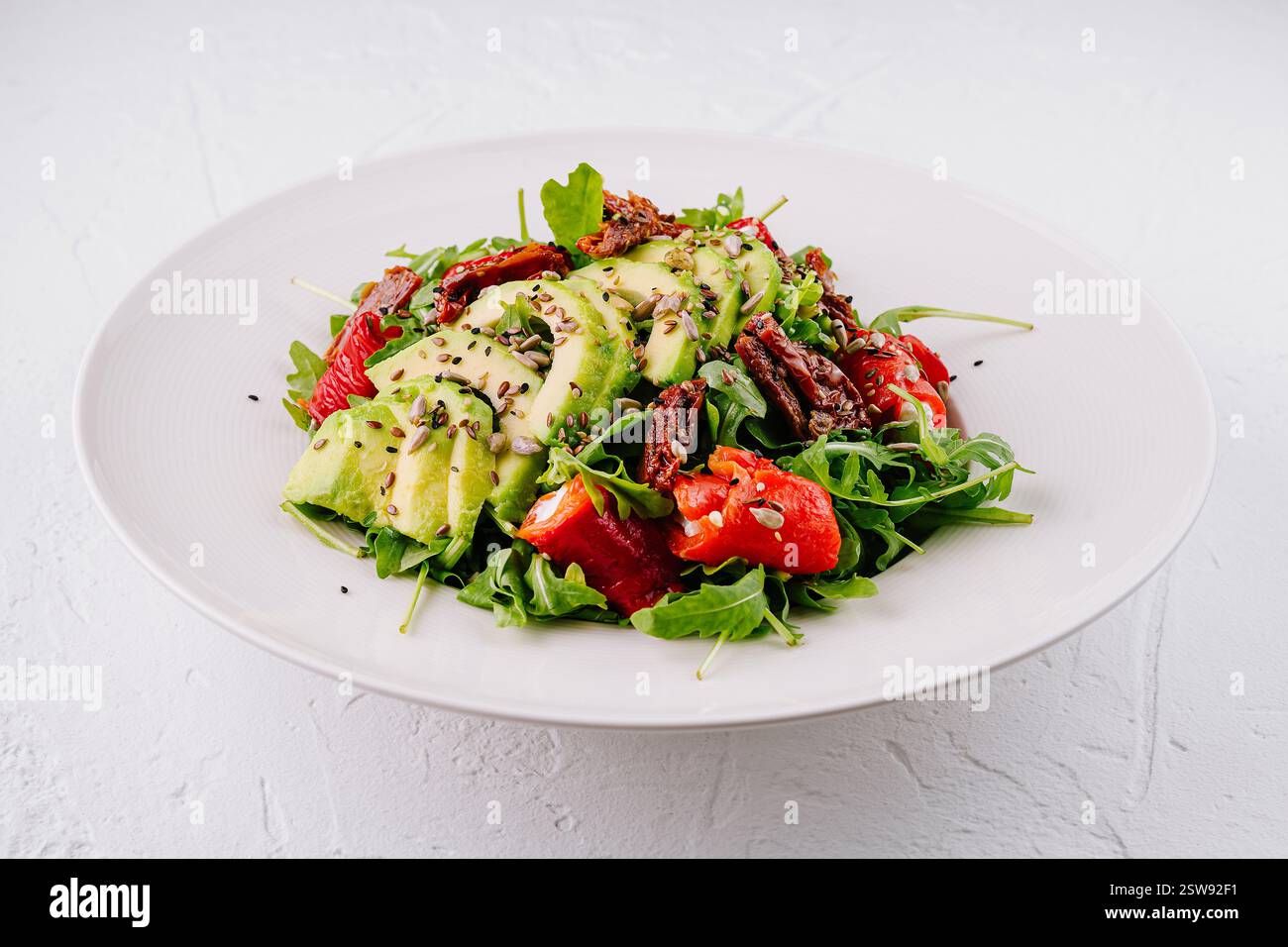 Insalata deliziosa e nutriente, perfetta per un pranzo o una cena leggeri Foto Stock