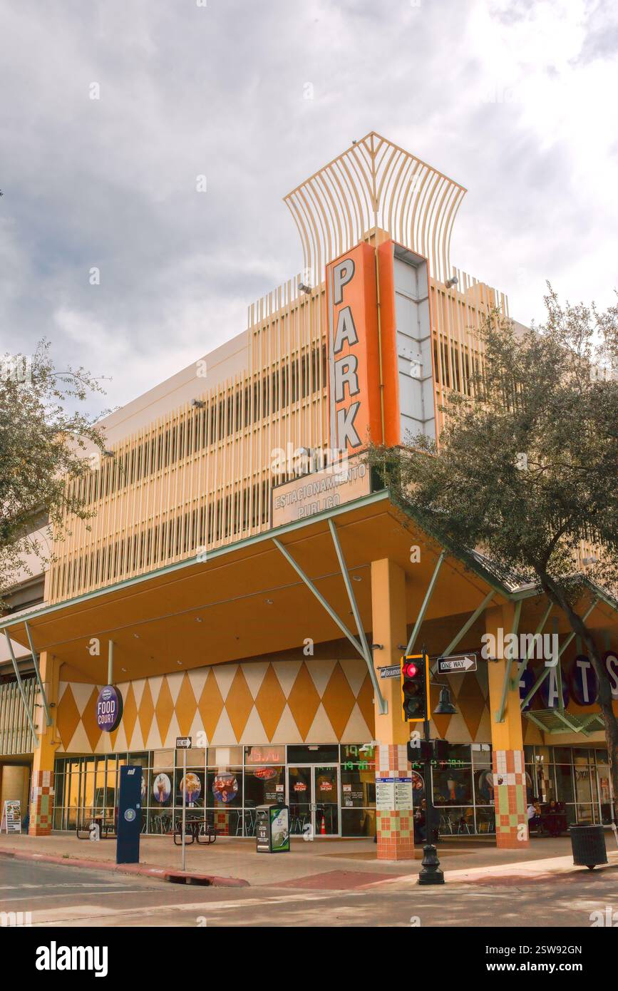 Garage per il parcheggio in centro con design moderno e cultura pop, arancione e beige, McAllen, Texas, Stati Uniti. Foto Stock
