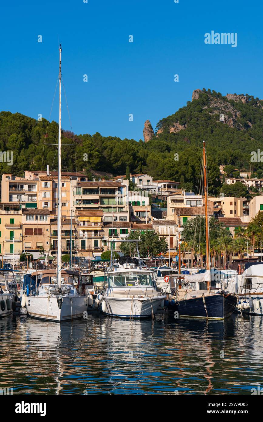 Vista panoramica sul porto di Port de Soller, Maiorca, con eleganti yacht ormeggiati nelle calme acque del Mediterraneo. Mix perfetto di fascino marinaro e panini Foto Stock