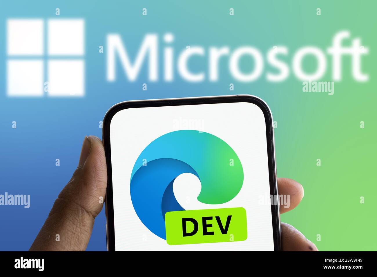 Dacca, Bangladesh - 2 novembre 2024: Sullo smartphone viene visualizzato il logo Microsoft Edge Dev. Foto Stock