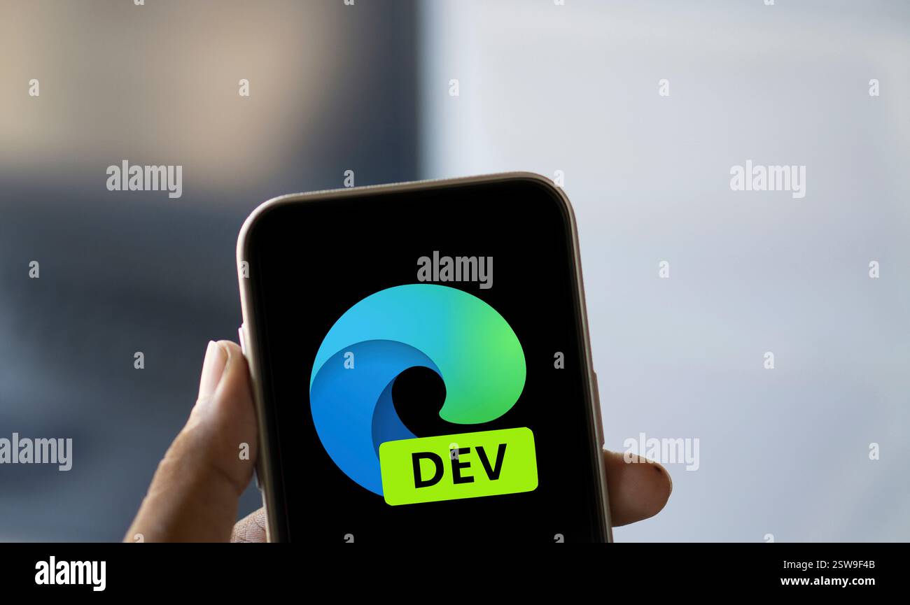 Dacca, Bangladesh - 2 novembre 2024: Sullo smartphone viene visualizzato il logo Microsoft Edge Dev. Foto Stock