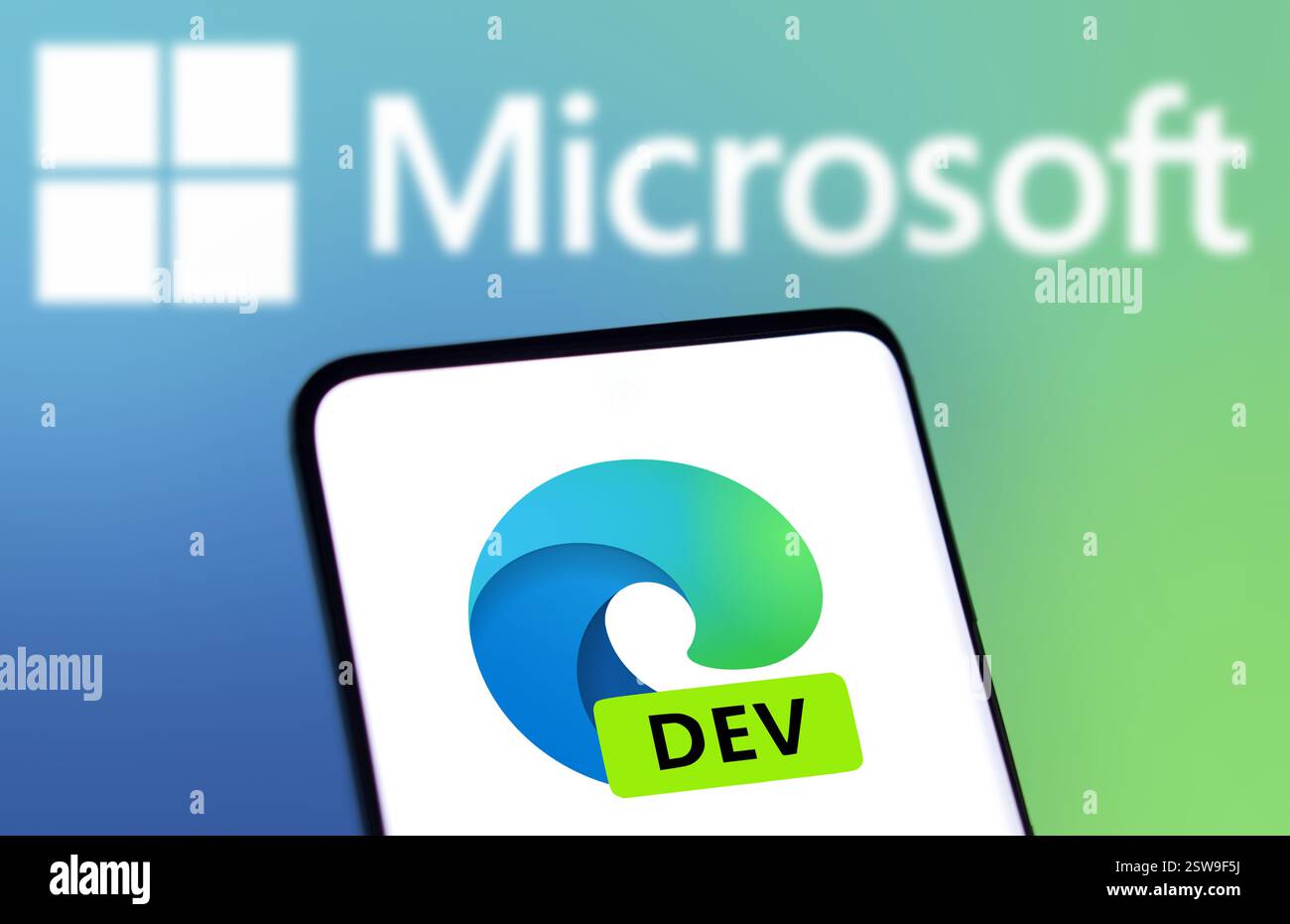 Dacca, Bangladesh - 2 novembre 2024: Sullo smartphone viene visualizzato il logo Microsoft Edge Dev. Foto Stock