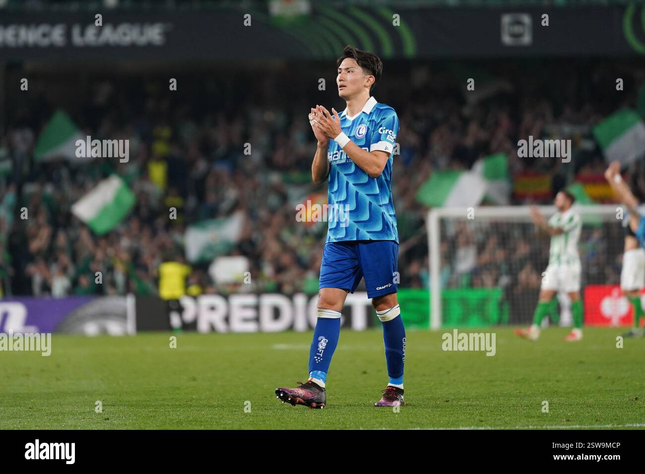 Tsuyoshi Watanabe (KAA Gent) durante la partita di UEFA Conference League tra Real Betis e KAA Gent, a Benito Villamarin il 20 febbraio 2025 a Siviglia Foto Stock