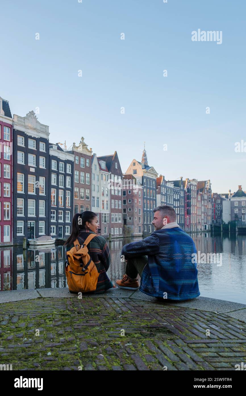 Gli amanti dell'autunno si godranno un momento tranquillo nei pittoreschi canali di Amsterdam mentre il sole tramonta Foto Stock