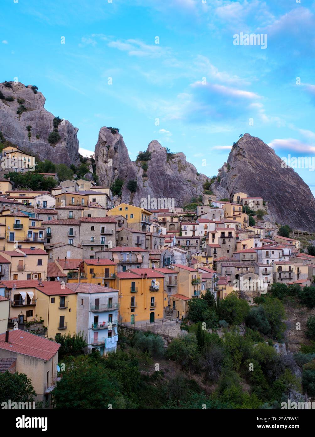 Scopri l'incantevole bellezza di Castelmezzano, una gemma nascosta annidata tra le splendide scogliere in Italia Foto Stock