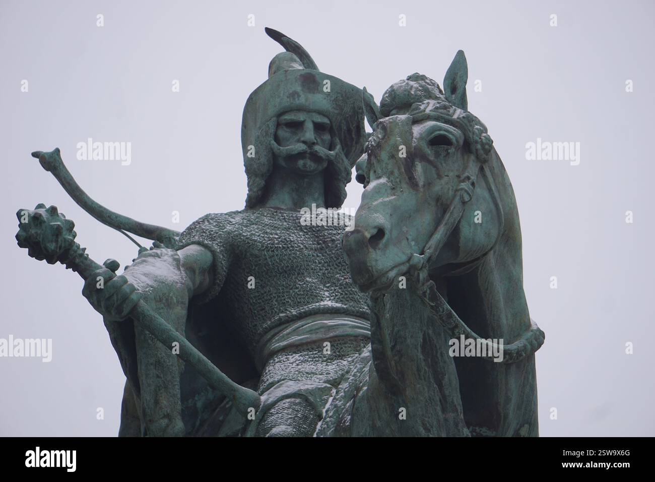 Primo piano della statua equestre di un magiaro ungherese o di una tenda alla base del monumento simbolo di Piazza degli Eroi a Budapest, Ungheria Foto Stock
