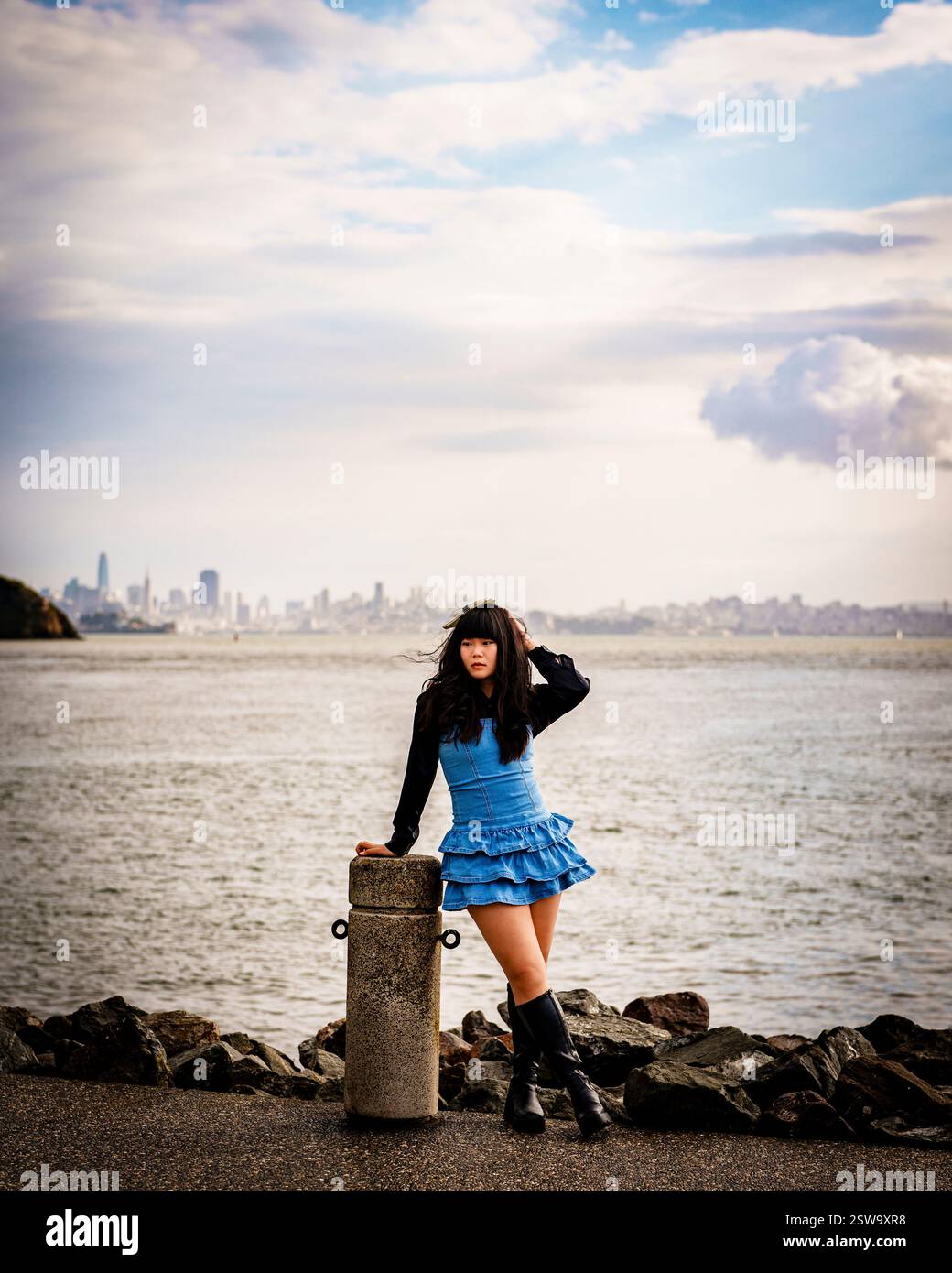 Giovane donna che indossa Bow San Francisco Bay Cloudy Day Foto Stock