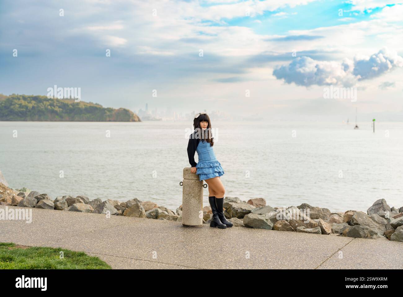 Giovane donna che indossa Bow San Francisco Bay Cloudy Day Foto Stock