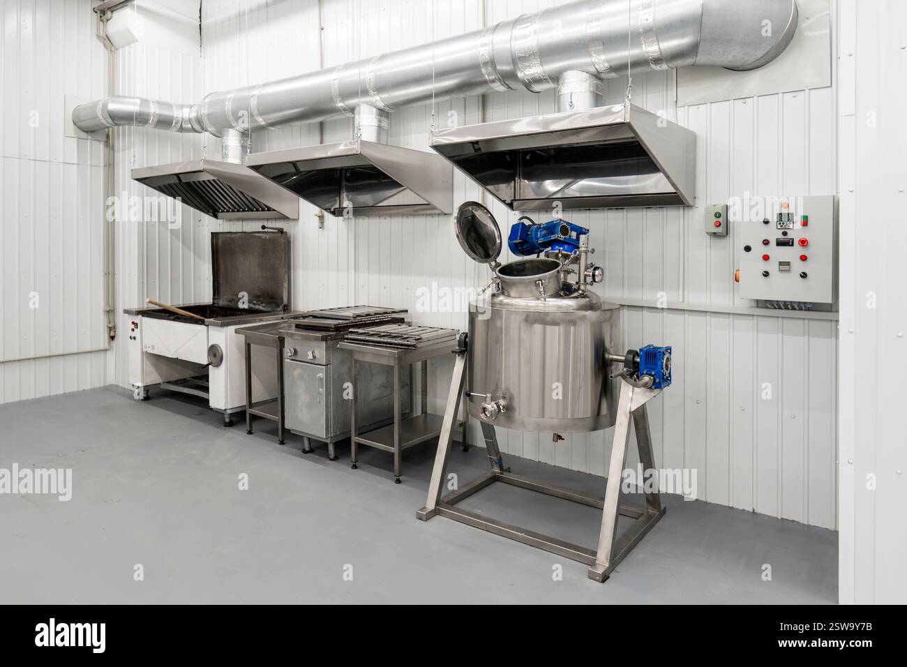 Industria alimentare. Attrezzature per cucinare in una moderna fabbrica alimentare. Concetto di produzione alimentare Foto Stock