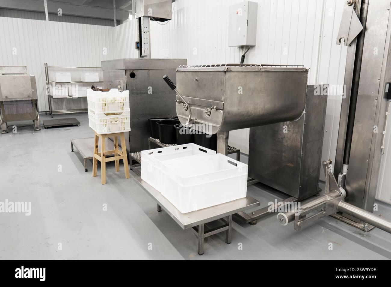 Industria alimentare. Attrezzature per cucinare in una moderna fabbrica alimentare. Concetto di produzione alimentare Foto Stock