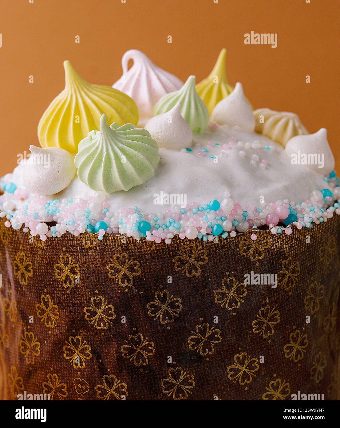 Torta da festa colorata con una meringa Foto Stock