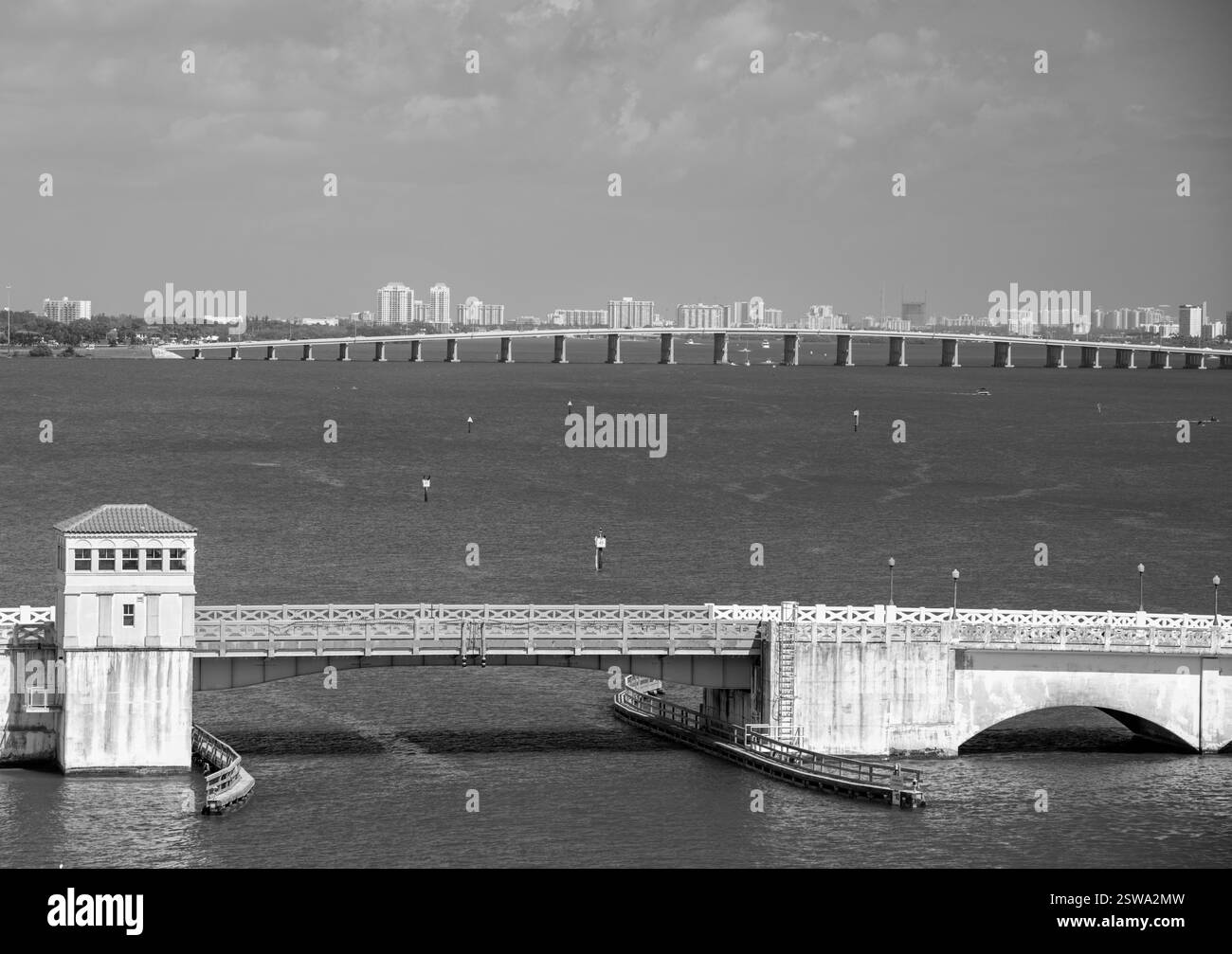 Foto in bianco e nero in stile vintage del Venetian Causeway Miami Beach Foto Stock