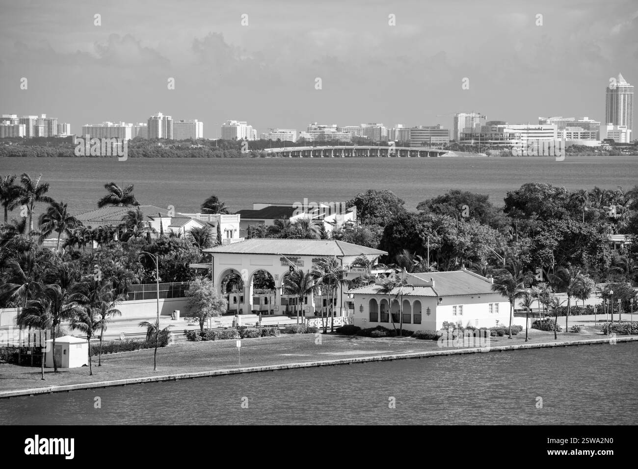Foto in bianco e nero in stile vintage del Venetian Causeway Miami Beach Foto Stock