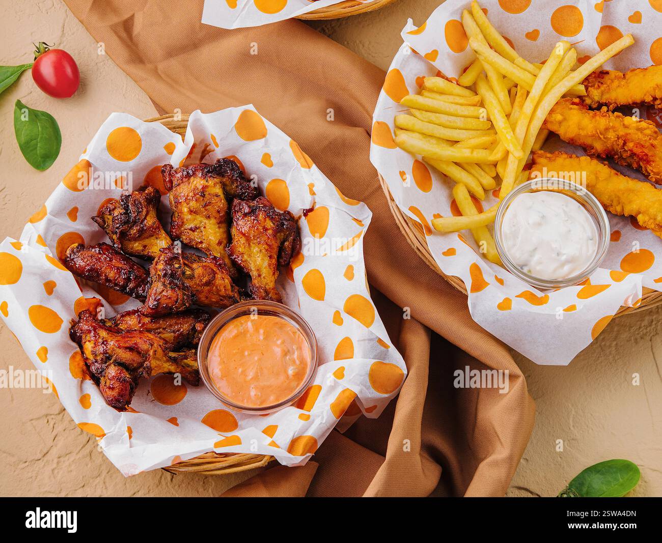 Banchetto di fast food assortito su sfondo rustico Foto Stock