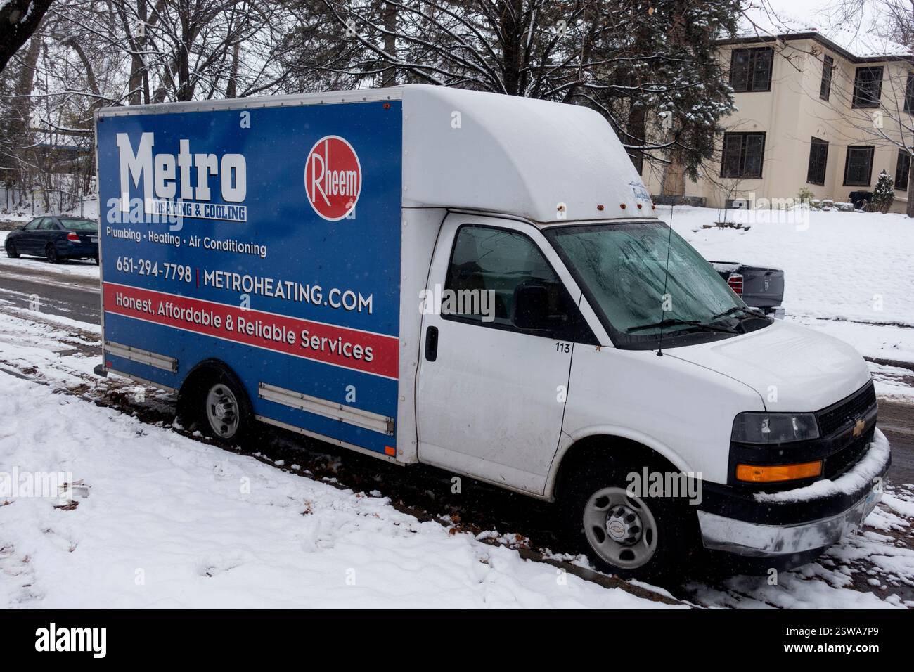 Camion di riparazione per riscaldamento e raffreddamento nelle vicinanze per la sostituzione del forno prima dell'inverno. St Paul, Minnesota, Minnesota, Stati Uniti Foto Stock