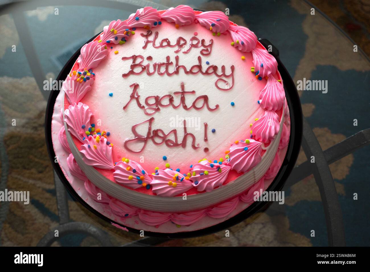 Una bellissima torta per festeggiare un paio di compleanni in famiglia in Polonia con zoom. St Paul, Minnesota, Minnesota, Stati Uniti Foto Stock