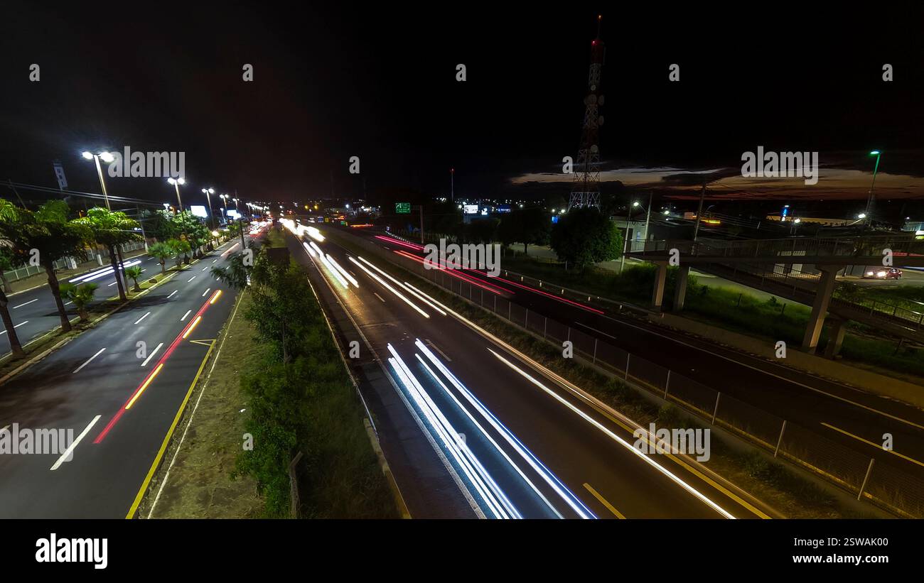 Marilia, San Paolo, Brasile, 19 febbraio. 2025. Traffico sull'autostrada e silhouette di un'antenna per telecomunicazioni nella città di Marilia, durante un tramonto Foto Stock
