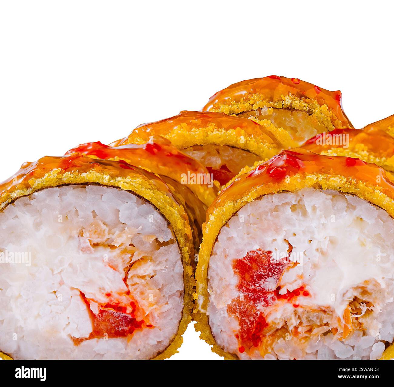 Involtini di sushi tempura maki ricoperti di salsa piccante su sfondo bianco Foto Stock