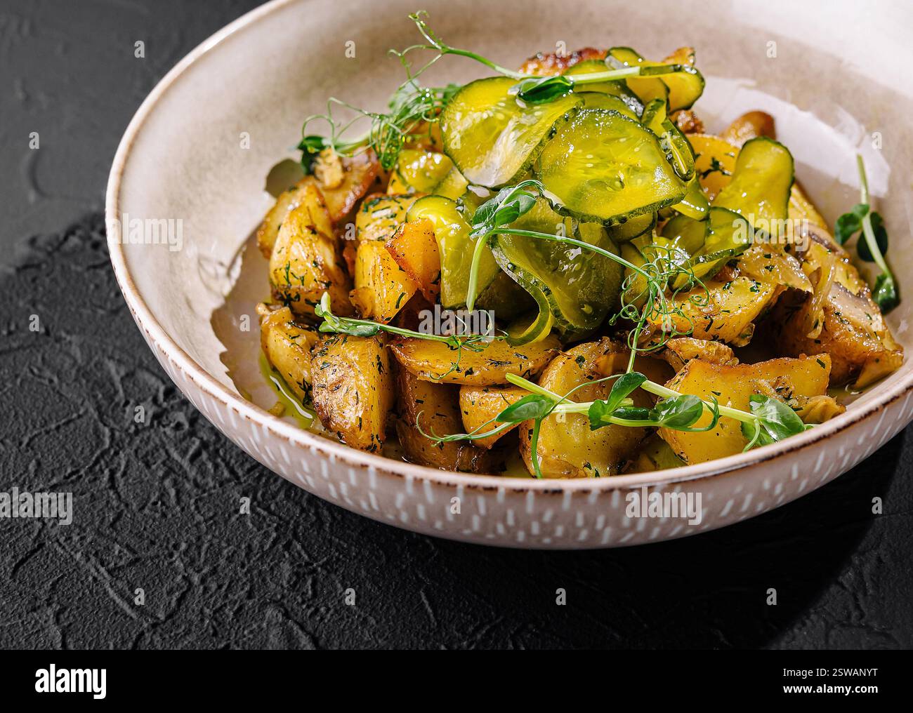 Piatto gourmet di verdure arrosto su sfondo scuro Foto Stock