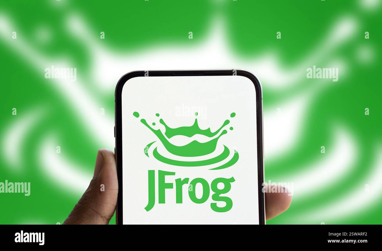 Dacca, Bangladesh- 14 novembre 2024: Il logo JFrog viene visualizzato sullo smartphone. Foto Stock