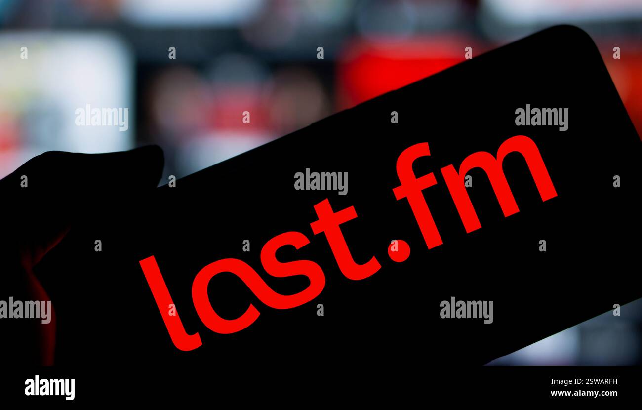 Dacca, Bangladesh - 14 novembre 2024: Il logo Last.fm viene visualizzato sullo smartphone. Foto Stock