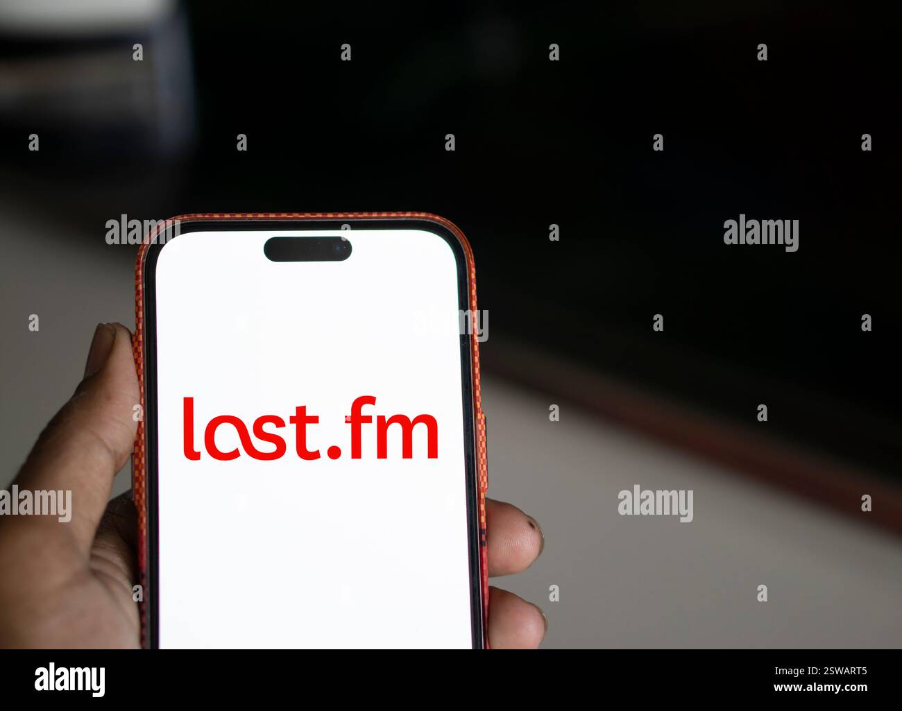 Dacca, Bangladesh - 14 novembre 2024: Il logo Last.fm viene visualizzato sullo smartphone. Foto Stock
