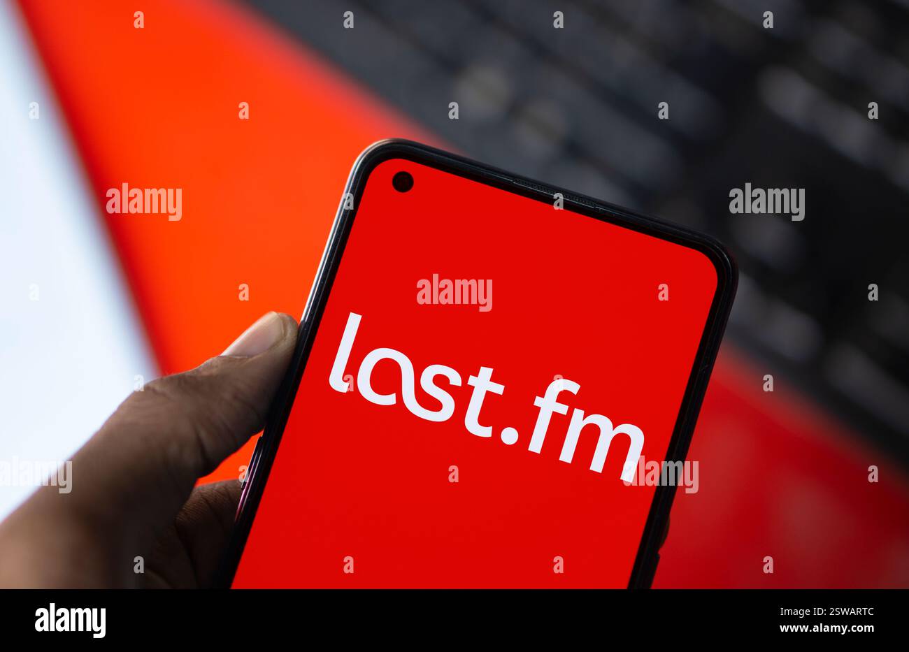 Dacca, Bangladesh - 14 novembre 2024: Il logo Last.fm viene visualizzato sullo smartphone. Foto Stock