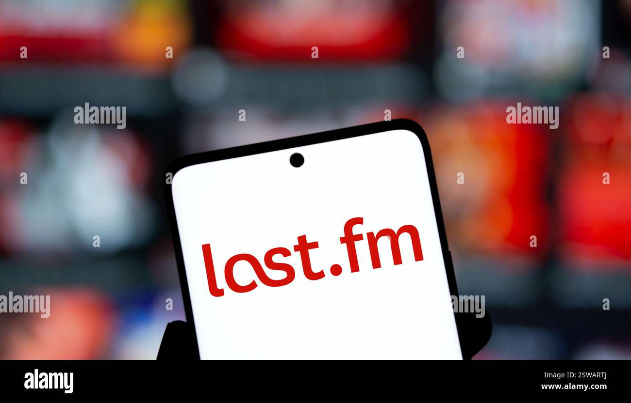 Dacca, Bangladesh - 14 novembre 2024: Il logo Last.fm viene visualizzato sullo smartphone. Foto Stock