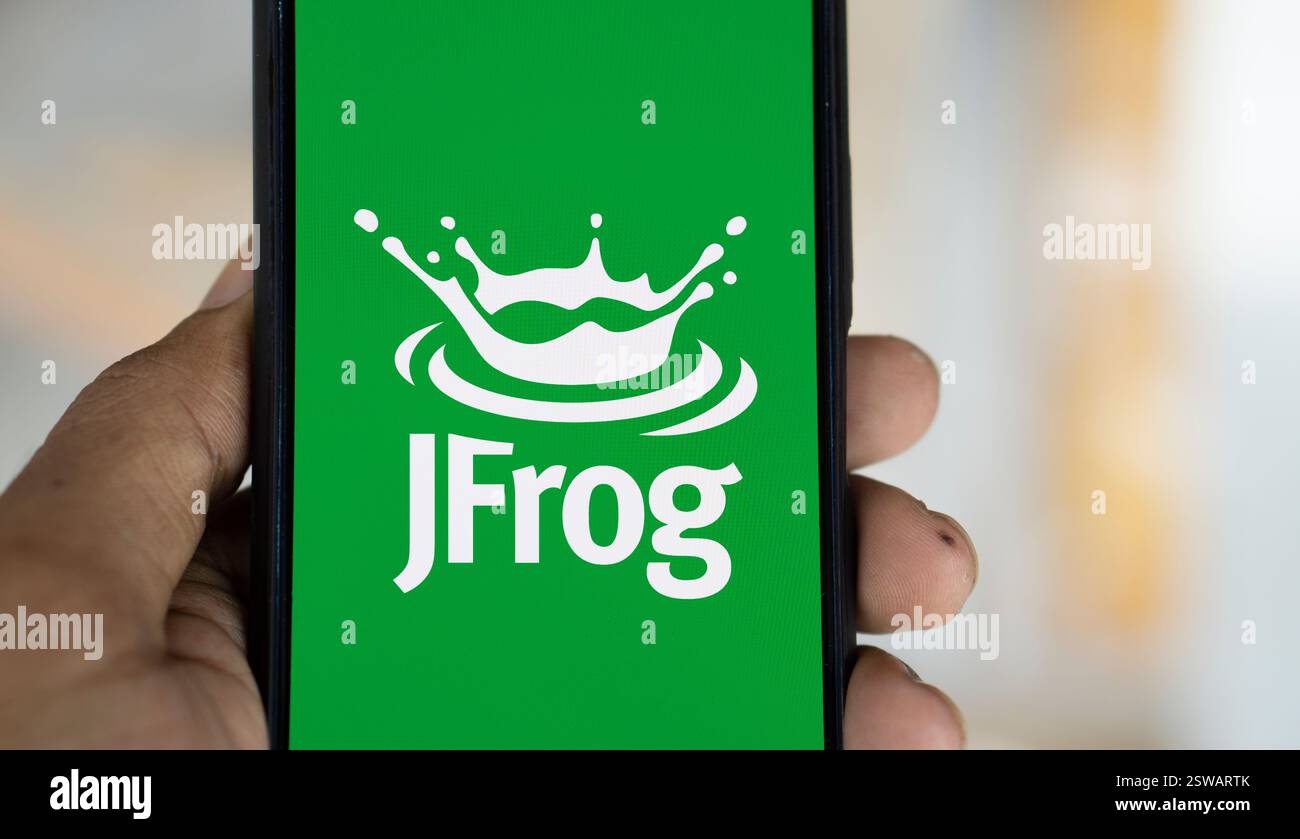 Dacca, Bangladesh- 14 novembre 2024: Il logo JFrog viene visualizzato sullo smartphone. Foto Stock