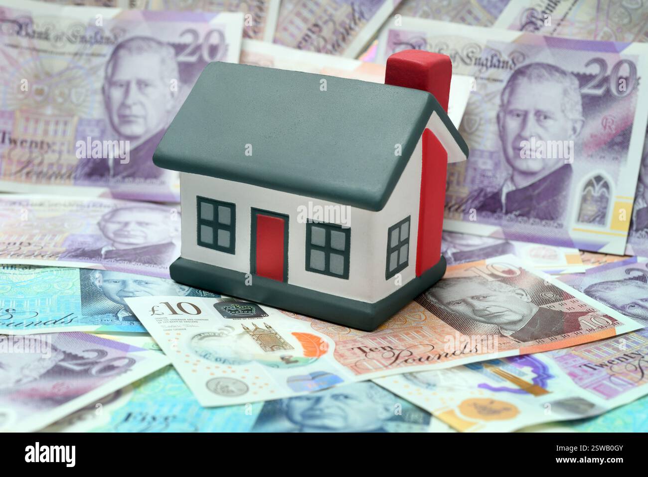 CASA CON BANCONOTE DELLA BRITISH BANK RE MUTUI PREZZI DELLE CASE ACQUISTO DI CASE ETC UK Foto Stock