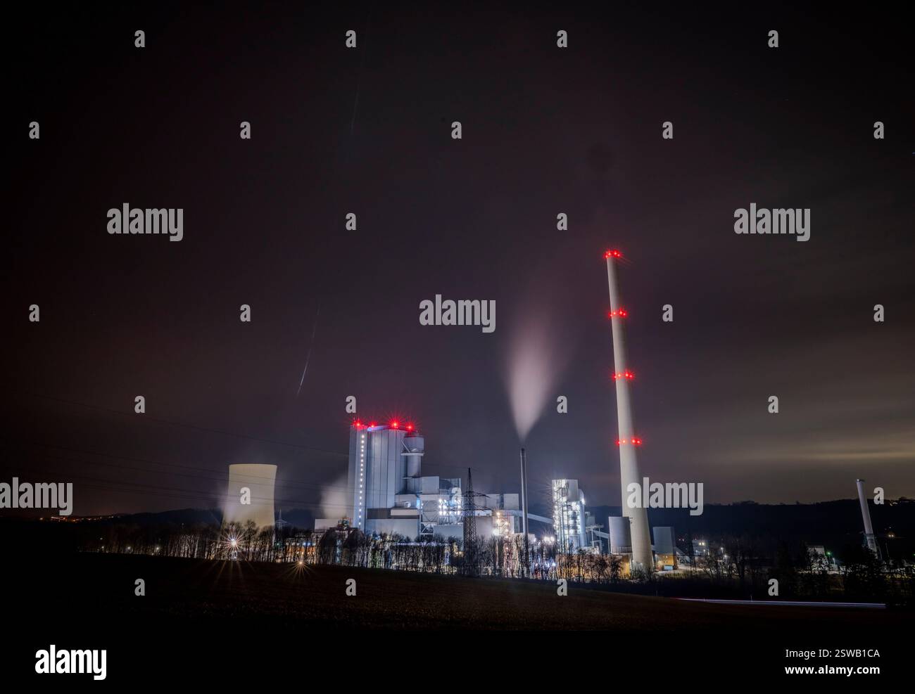 Freising, Germania. 20 febbraio 2025. Vista della centrale elettrica alimentata a carbone di Zolling. La centrale elettrica a carbone gestita da Onyx Power cesserà di funzionare regolarmente venerdì, ma rimarrà nella riserva di rete fino al 31 marzo 2031. Crediti: Peter Kneffel/dpa/Alamy Live News Foto Stock