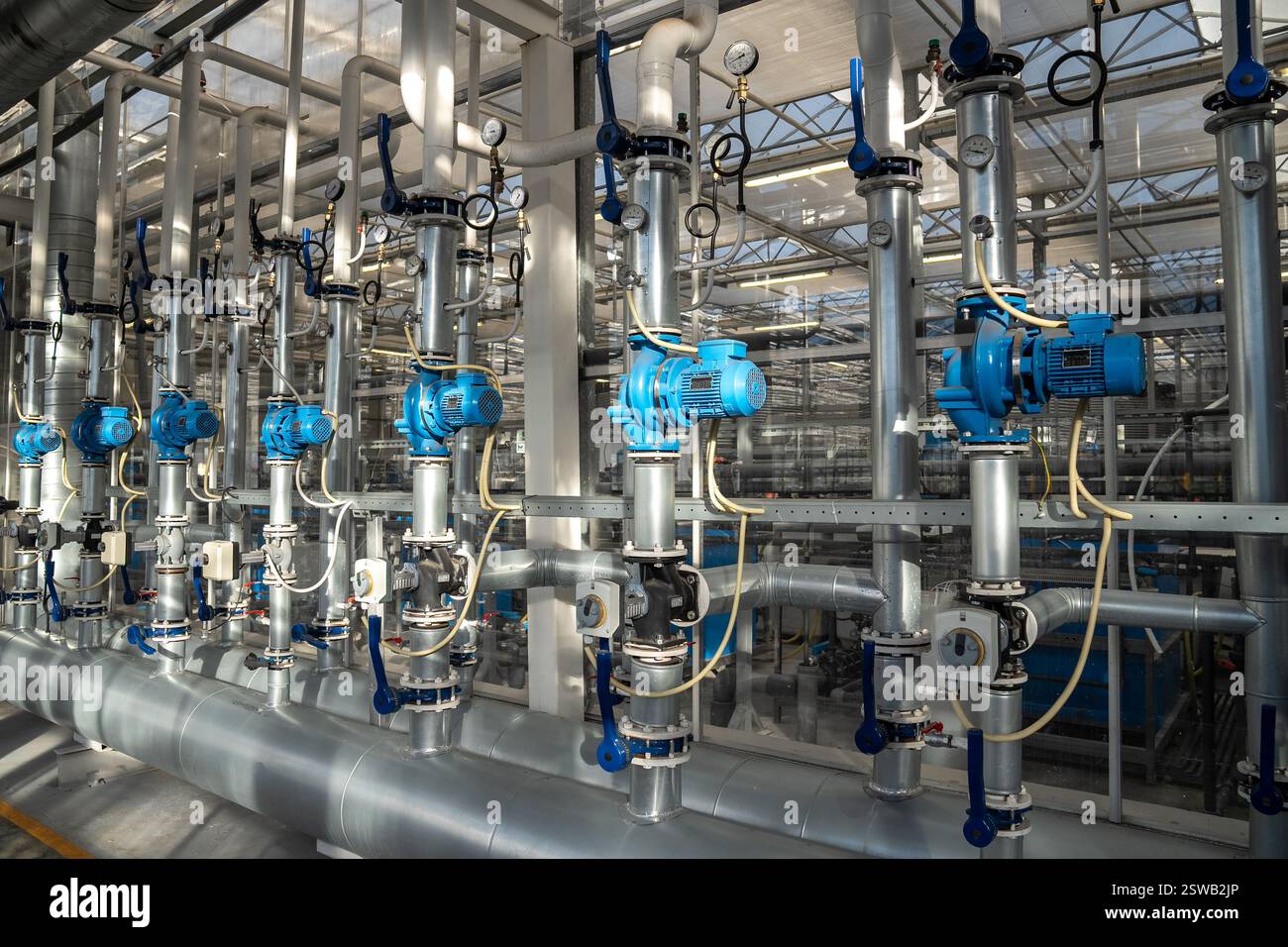 Impianto di riscaldamento e di alimentazione dell'acqua per l'hotel. Tubi con manometro che regolano la temperatura e la pressione Foto Stock