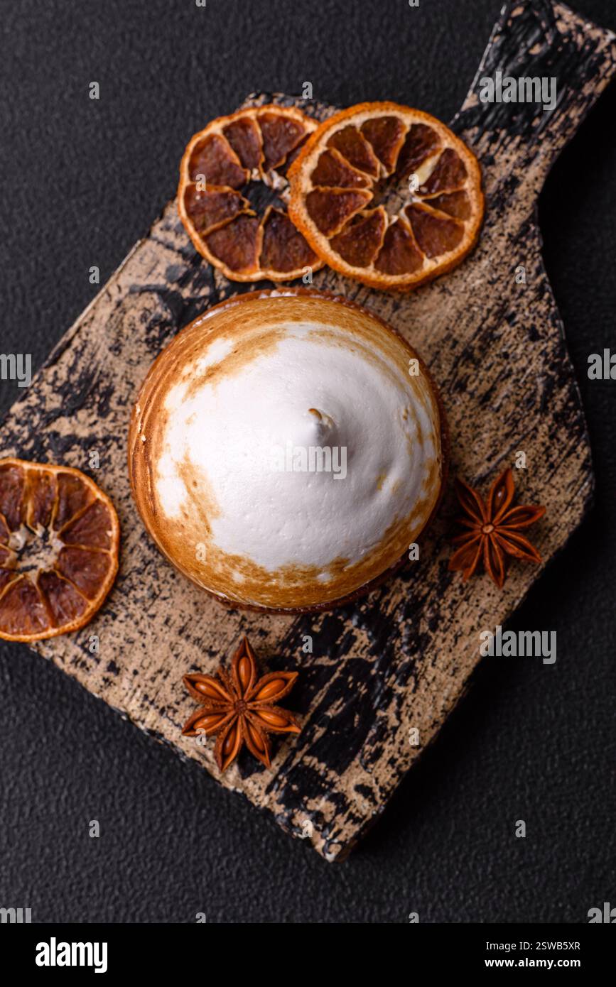 Crostata dolce al limone con ripieno di panna e scorza Foto Stock