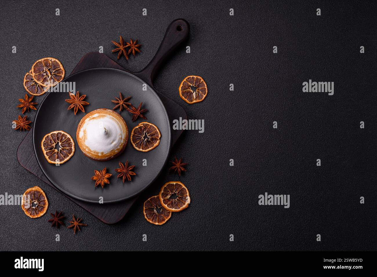 Crostata dolce al limone con ripieno di panna e scorza Foto Stock