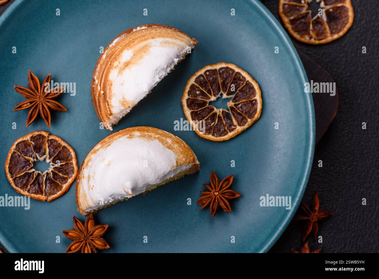 Crostata dolce al limone con ripieno di panna e scorza Foto Stock