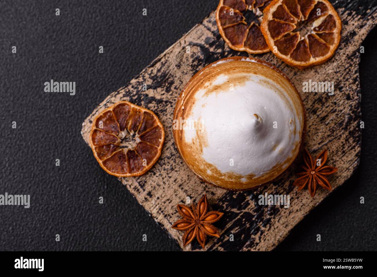 Crostata dolce al limone con ripieno di panna e scorza Foto Stock
