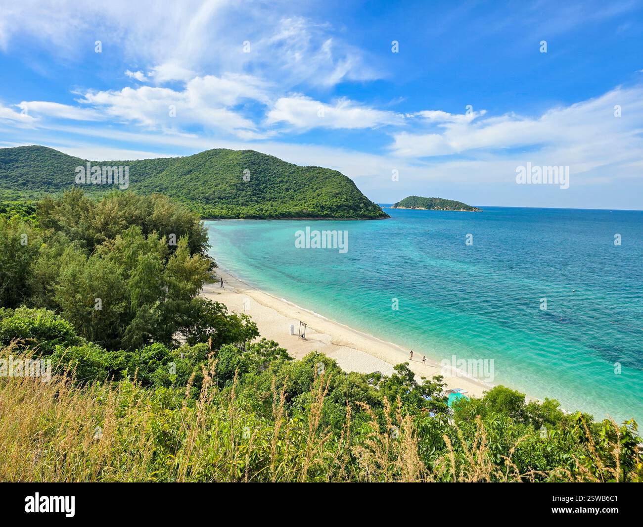 Esplorando le spiagge incontaminate dell'isola di Samae San nel tranquillo paesaggio costiero della Thailandia Foto Stock