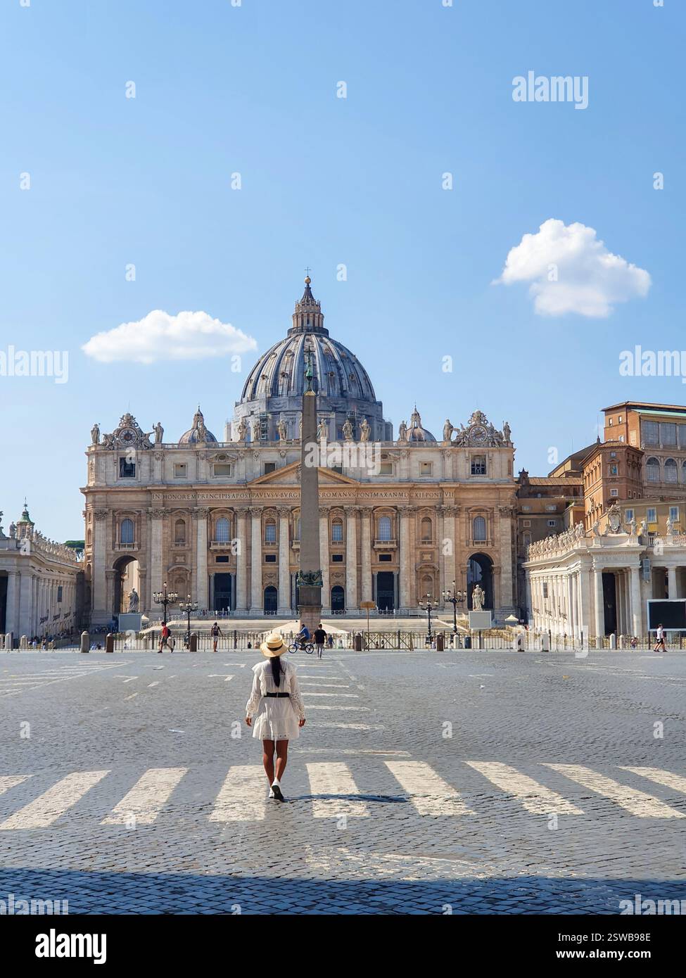 Un solitario viaggiatore esplora la splendida architettura della città del Vaticano in una giornata di sole Foto Stock