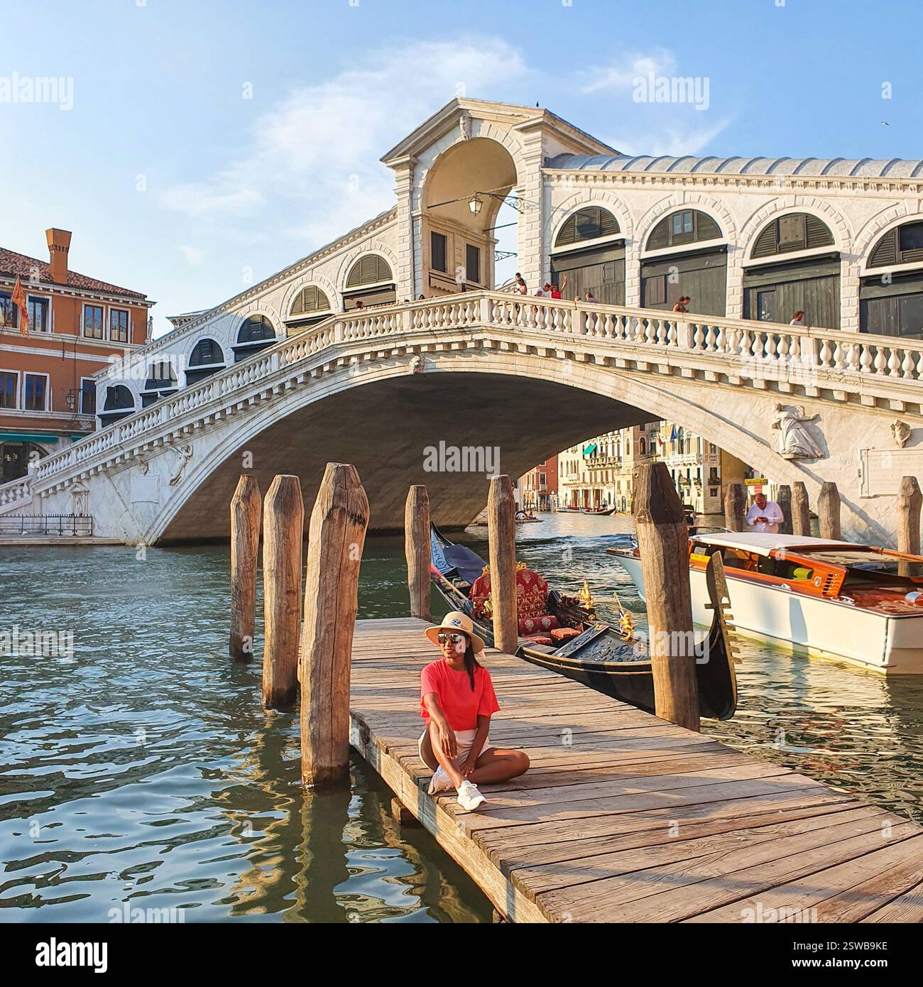 Un piacevole pomeriggio sul Canal grande vicino all'iconico Ponte di Rialto a Venezia, Italia Foto Stock